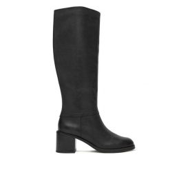Kozaki Clarks. Czarne kozaki damskie Clarks, bez obcasa, na słupku, bez zapięcia. Za 879.99 zł.