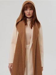 Szalik - beżowy. Brązowe szaliki damskie Sinsay, bez wzorów, z dzianiny. Za 45.99 zł.