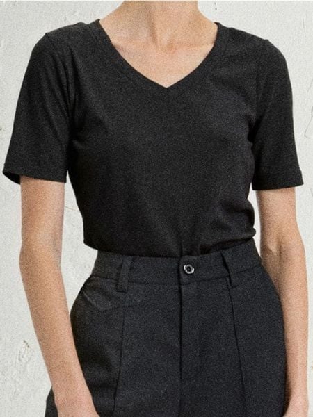 Koszulka z dekoltem V - czarny. Czarne koszulki damskie Sinsay, l, bez wzorów, bez kołnierzyka, bez ramiączek. Za 12.99 zł.