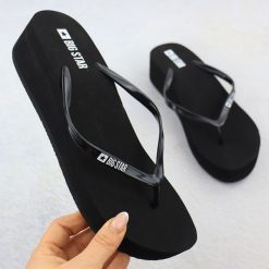 Klapki damskie japonki na koturnie czarne Big Star RR274A549. Czarne klapki damskie Big Star, bez wzorów, z materiału, bez obcasa, na koturnie, bez zapięcia. Za 71.99 zł.