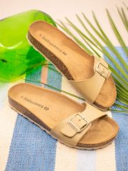 BABUNKERS Family Klapki w kolorze beżowym rozmiar: 39. Brązowe klapki damskie BABUNKERS Family, bez wzorów, z otwartym noskiem, bez obcasa, bez zapięcia. Za 130.99 zł.