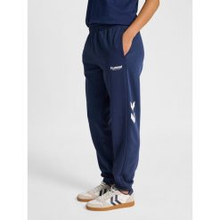 Damskie spodnie dresowe Hummel Legacy 2.0. Niebieskie spodnie dresowe damskie Hummel, bez wzorów, z dresówki. Za 269.50 zł.
