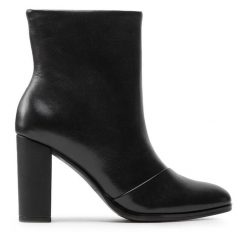 Botki Simple. Czarne botki damskie Simple, bez obcasa, na słupku, bez zapięcia. Za 469.99 zł.