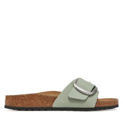 Klapki Birkenstock. Zielone klapki damskie Birkenstock, bez wzorów, bez obcasa, bez zapięcia. Za 429.99 zł.