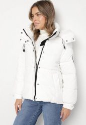 Biała Kurtka Puffer o Fasonie Oversize z Kapturem i Naszywką Azirva. Białe kurtki damskie Born2be, l, z aplikacjami, z dzianiny, z kapturem. Za 169.99 zł.