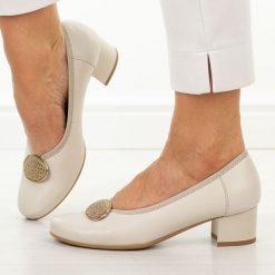 Beżowe skórzane Polskie czółenka damskie Suzana 4505. Brązowe czółenka damskie Suzana, z aplikacjami, ze skóry, z okrągłym noskiem, bez obcasa, na obcasie. Za 429.00 zł.