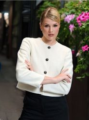 Krótki żakiet - kremowy. Białe marynarki i żakiety damskie Sinsay, l, bez wzorów, z materiału. Za 79.99 zł.