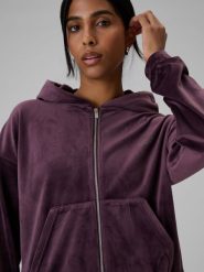 4F Bluza welurowa regular bez kaptura damska - fioletowa L. Fioletowe bluzy damskie 4F, l, bez wzorów, z weluru. Za 169.99 zł.