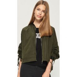 Kurtka bomber - Khaki. Brązowe kurtki damskie Sinsay. W wyprzedaży za 49.99 zł.