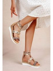 Foreverfolie Sandały w kolorze jasnobrązowym na koturnie rozmiar: 37. Brązowe sandały damskie Foreverfolie, bez wzorów, z otwartym noskiem, bez obcasa, na koturnie, bez zapięcia. Za 130.99 zł.