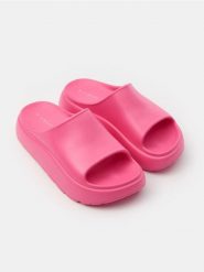 Klapki na platformie - różowy. Czerwone klapki damskie Sinsay, bez wzorów, bez obcasa, na platformie, bez zapięcia. Za 29.99 zł.