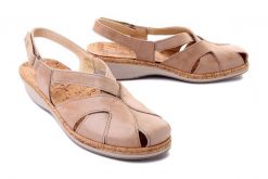 SUAVE 720016-08 sandy, sandały profilaktyczne damskie. Brązowe sandały damskie Suave, bez wzorów, bez obcasa, na koturnie, bez zapięcia. Za 394.90 zł.