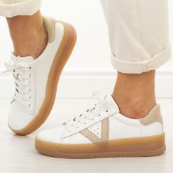 Białe skórzane półbuty damskie Vinceza 79597. Białe półbuty damskie VINCEZA, na jesień, bez wzorów, z jeansu, z okrągłym noskiem, bez obcasa, na płaskiej podeszwie, bez zapięcia. Za 239.00 zł.