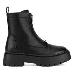 Botki DeeZee. Czarne botki damskie DeeZee, bez obcasa, na płaskiej podeszwie, bez zapięcia. Za 199.99 zł.