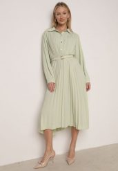 Zielona Sukienka Plisowana o Koszulowym Kroju z Paskiem z Klamrą Efronta. Zielone sukienki damskie Born2be, z aplikacjami, z jeansu, eleganckie, bez ramiączek. Za 129.99 zł.