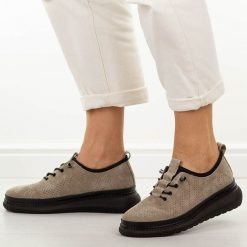 Fango ażurowane skórzane półbuty damskie Jezzi 135. Brązowe półbuty damskie Jezzi, na jesień, bez wzorów, z jeansu, z okrągłym noskiem, bez obcasa, na platformie, bez zapięcia. Za 239.00 zł.