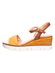 Marco Tozzi Skórzane sandały w kolorze żółto-brązowym na koturnie rozmiar: 37. Brązowe sandały damskie Marco Tozzi, bez wzorów, z otwartym noskiem, bez obcasa, na koturnie, bez zapięcia. Za 128.25 zł.