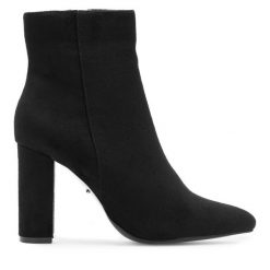 Botki DeeZee. Czarne botki damskie DeeZee, bez obcasa, na słupku, bez zapięcia. Za 159.99 zł.