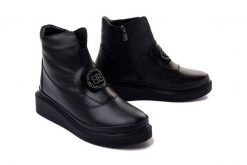 ARTIKER RELAKS 53C1026 czarny, botki damskie. Czarne botki damskie Artiker Relaks, na zimę, ze skóry, bez obcasa, na koturnie, bez zapięcia. Za 449.90 zł.