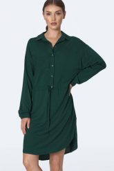 Sukienka koszulowa szmizjerka z wiązaniem w talii butelkowa zieleń. Zielone sukienki damskie Sukienki.shop, bez wzorów, biznesowe, bez ramiączek. Za 289.00 zł.