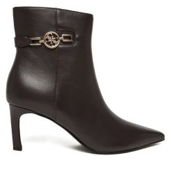 Botki Guess. Brązowe botki damskie Guess, bez obcasa, na szpilce, bez zapięcia. Za 829.99 zł.
