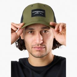 Czapka z daszkiem hiking unisex Swedemount Lofoten Trucker Cap II. Czarne czapki z daszkiem damskie SWEDEMOUNT, bez wzorów, z materiału. Za 69.99 zł.