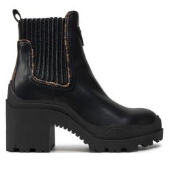 Botki Guess. Czarne botki damskie Guess, bez obcasa, na słupku, bez zapięcia. Za 429.99 zł.