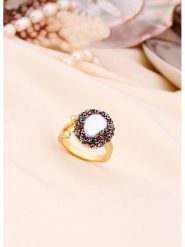 L'Atelier de Gaia Pozłacany pierścionek z perłą i cyrkoniami rozmiar: onesize. Białe pierścionki damskie L'Atelier de Gaia, z cyrkonią, pozłacane. Za 43.99 zł.