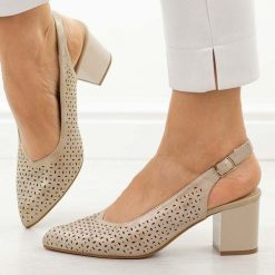 Złote skórzane ażurowe czółenka damskie Jezzi 2263A-5. Żółte czółenka damskie Jezzi, w ażurowe wzory, ze skóry, bez obcasa, na słupku. Za 219.00 zł.