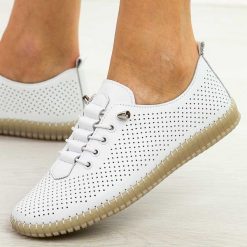 Białe skórzane półbuty damskie Filippo Dp6140/26. Białe półbuty damskie Filippo, na jesień, w ażurowe wzory, z jeansu, z okrągłym noskiem, bez obcasa, na płaskiej podeszwie, bez zapięcia. Za 219.00 zł.