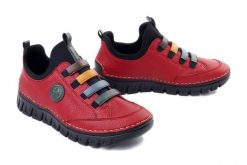 Rieker 57550-33 czerwony, półbuty damskie. Czerwone półbuty damskie Rieker, bez wzorów, bez obcasa, bez zapięcia. Za 379.90 zł.