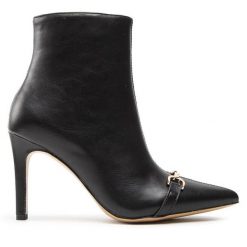 Botki DeeZee. Czarne botki damskie DeeZee, bez obcasa, na szpilce, bez zapięcia. Za 219.99 zł.