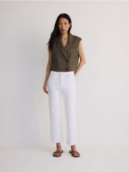 Jeansy mini flare z wysokim stanem - biały. Białe jeansy damskie Reserved, z podwyższonym stanem. W wyprzedaży za 69.99 zł.