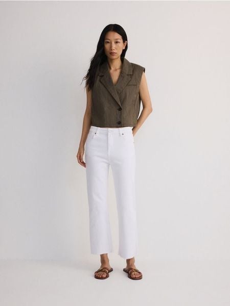 Jeansy mini flare z wysokim stanem - biały. Białe jeansy damskie Reserved, z podwyższonym stanem. W wyprzedaży za 69.99 zł.