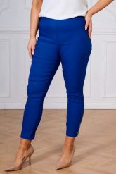 Szafirowe spodnie chinosy Nina z zamkami 7/8 PLUS SIZE XXL WIOSNA. Niebieskie spodnie materiałowe damskie Nasi partnerzy, bez wzorów, z elastanu, krótkie. Za 159.90 zł.