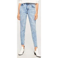 Marmurkowe jeansy - Niebieski. Niebieskie jeansy damskie Reserved. W wyprzedaży za 49.99 zł.