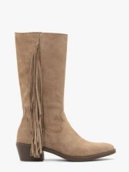 Piaskowe kozaki boho z frędzlami. Brązowe kozaki damskie Ryłko, ze skóry, bez obcasa, na obcasie, bez zapięcia. Za 549.99 zł.