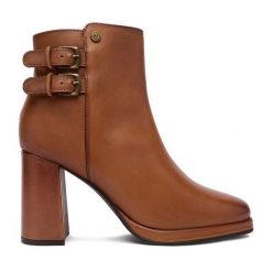 Botki Beverly Hills Polo Club. Brązowe botki damskie Beverly Hills Polo Club, bez obcasa, na słupku, bez zapięcia. Za 479.99 zł.