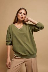 Bluza z dekoltem w serek oliwkowa. Zielone bluzy damskie MOODO, xs, bez wzorów, z bawełny, bez kaptura. W wyprzedaży za 49.99 zł.