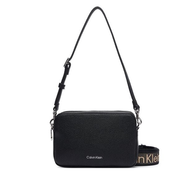 Torebka Calvin Klein. Czarne listonoszki damskie Calvin Klein, bez wzorów, bez dodatków. Za 409.99 zł.