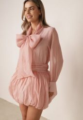 Różowa Sukienka Bombka z Wiązaniem przy Dekolcie i Transparentnymi Rękawami Chesura. Czerwone sukienki damskie Born2be, bez wzorów, eleganckie, bez ramiączek. Za 189.99 zł.