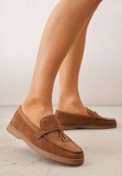 Jasnobrązowe Mokasyny VICES Casualowe ze Skórzaną Wkładką i Metalowymi Ozdobami Dinsmore. Brązowe mokasyny damskie Renee, z materiału, z okrągłym noskiem, bez obcasa. Za 89.99 zł.