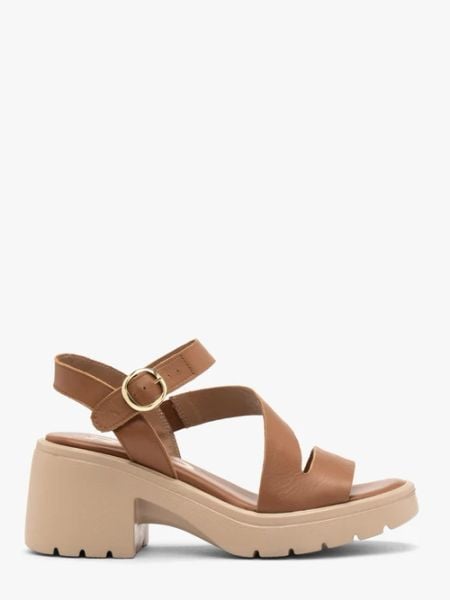 Jasnobrązowe sandały damskie z platformą. Brązowe sandały damskie Ryłko, bez wzorów, ze skóry, bez obcasa, na platformie, bez zapięcia. W wyprzedaży za 279.99 zł.