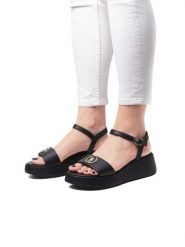 U.S. Polo Assn. Sandały w kolorze czarnym na koturnie rozmiar: 40. Czarne sandały damskie U.S. Polo Assn., bez wzorów, z otwartym noskiem, bez obcasa, na koturnie, bez zapięcia. Za 217.99 zł.