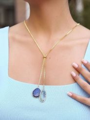 Pierres de Jade Pozłacany naszyjnik z elementami ozdobnymi - dł. 50 cm rozmiar: onesize. Niebieskie naszyjniki damskie Pierres de Jade, z lazurytem, pozłacane. Za 106.38 zł.