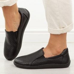 Czarne skórzane półbuty damskie barefoot M.Daszyński Ol38-2. Czarne półbuty damskie M.Daszyński, na jesień, bez wzorów, z jeansu, bez obcasa, na płaskiej podeszwie, bez zapięcia. W wyprzedaży za 197.10 zł.