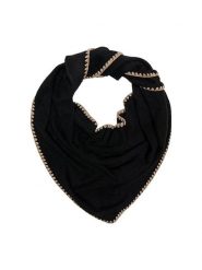 ONLY Chusta trójkątna w kolorze czarnym rozmiar: onesize. Czarne chusty damskie Only, bez wzorów. Za 78.66 zł.