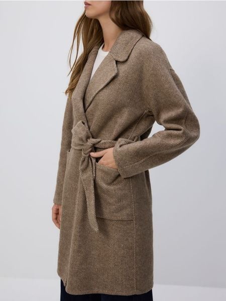 Płaszcz handmade z paskiem - brązowy. Brązowe płaszcze damskie Reserved, l, bez wzorów, z tkaniny, bez kaptura. W wyprzedaży za 229.99 zł.