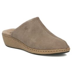 Skórzane klapki na koturnie taupe Filippo DK7567. Klapki damskie Filippo, bez wzorów, ze skóry, bez obcasa, na koturnie, bez zapięcia. Za 169.99 zł.