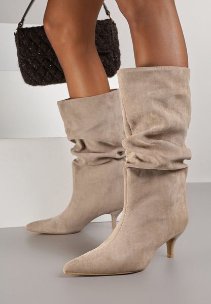 Ciemnobeżowe Marszczone Botki na Obcasie Typu Kaczuszka Nalonia. Brązowe botki damskie Born2be, z jeansu, eleganckie, bez obcasa, na obcasie, bez zapięcia. Za 159.99 zł.